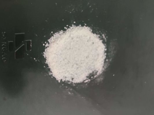 Butyran sodu łączący 4% cynamaldehyd zastępujący AGP dla świń